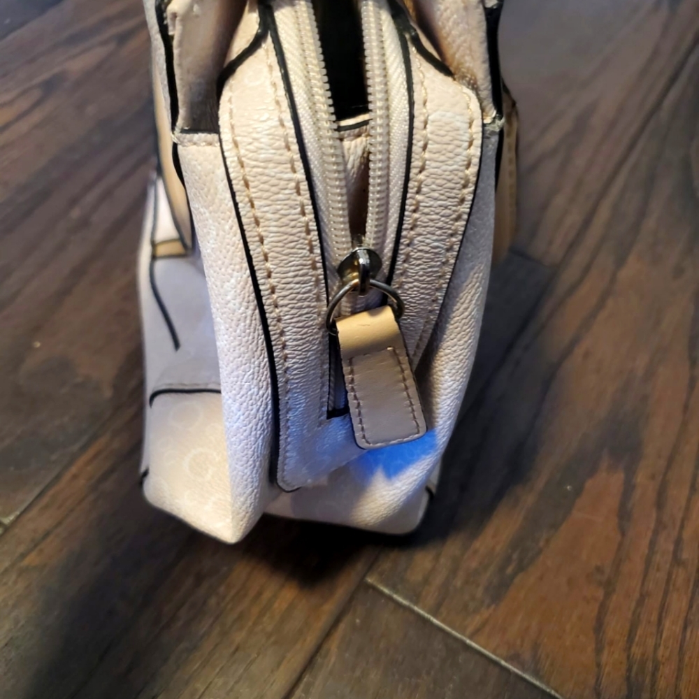 Guess - Picture 13 of 16